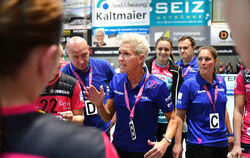Metzingens Trainerin Edina Rott (Mitte) und ihr Team spielen im Pokal-Halbfinale Ende Mai gegen den Thüringer HC. Foto: Pieth