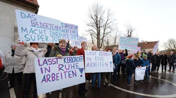 Friedlicher Protest von Pfullinger Badefreunden vor dem Bürgerempfang. FOTO: PIETH