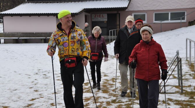 Die Mengener  Wandergruppe mit Karlheinz Lutz (links) und seinem mit Emblemen voll bestückten Anorak. FOTO: BIMEK