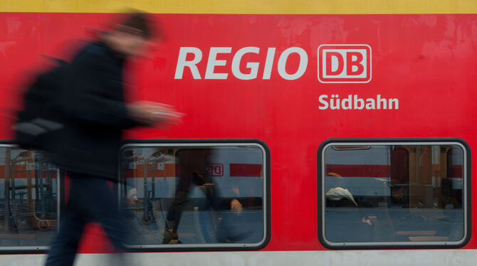 Reicht’s noch für den Anschluss? Ein Blick in die Fahrplan-App gehört für Zugreisende inzwischen zum Alltag.  FOTO: DPA