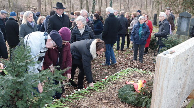 Tulpen legten gestern Besucher der Gedenkstunde für die Opfer nationalsozialistischer Gewalt auf dem Wankheimer Friedhof ab. Unt