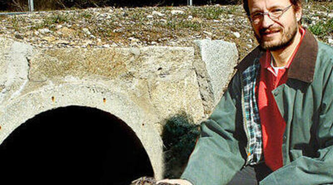 Den Kröten zuliebe: Die Behörden unterstützen den Bau einer Sprinkleranlage in Mägerkingen. Dr. Thomas Goerlich freut's. FOTO: H