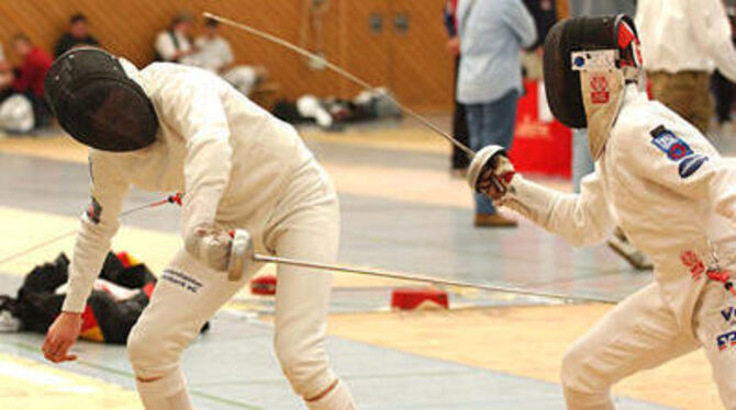Eine Klasse für sich: Variantenreich setzt Stefan Rein (links) einen Treffer gegen Timo Romull. GEA-FOTO: PACHER