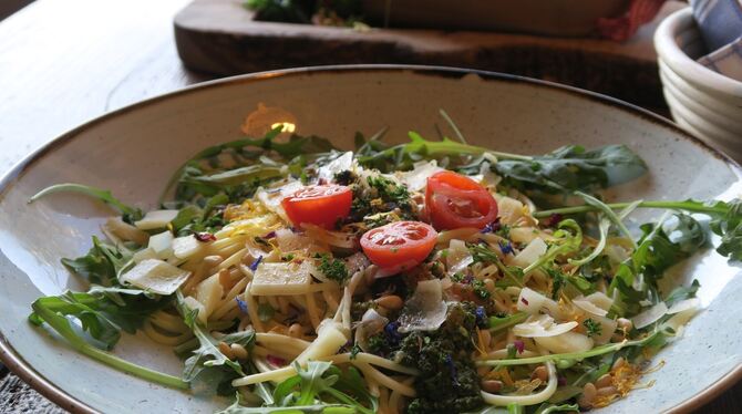 In der Almresi in Metzingen gibt es diese Pasta mit Pesto und Kirschtomaten. Damit der Teller noch fotogener wirkt, garnieren di