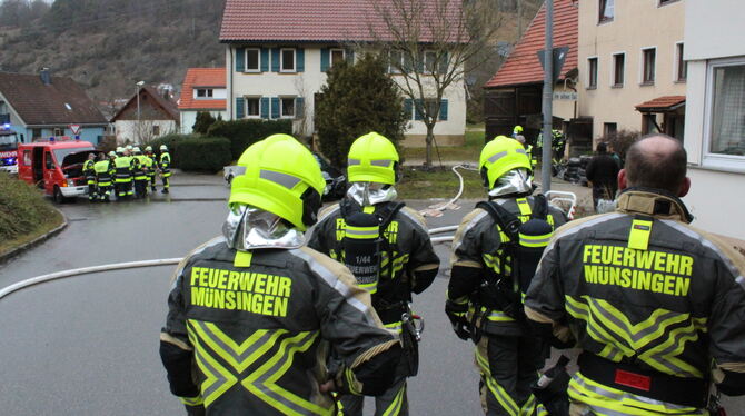 Einsatz in Hundersingen: Ein Mülleimer ist in Brand geraten.  FOTO: FISCHER