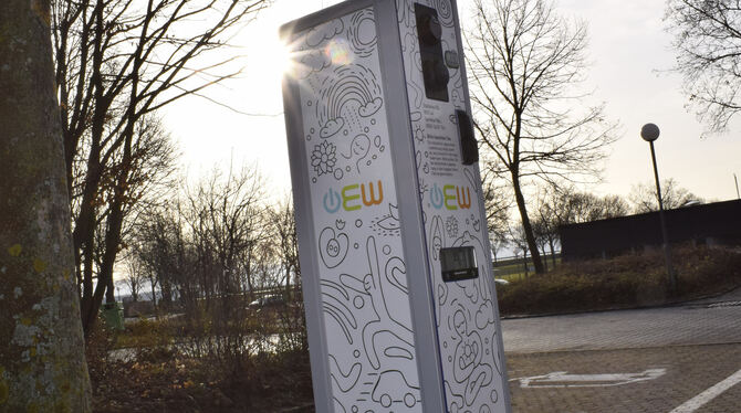 Am Parkplatz der Gemeindehalle steht die neue E-Tankstelle von Walddorfhäslach. Davor sind zwei Stellflächen für ladewillige E-A