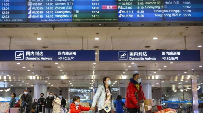 Reisende im Flughafen von Peking