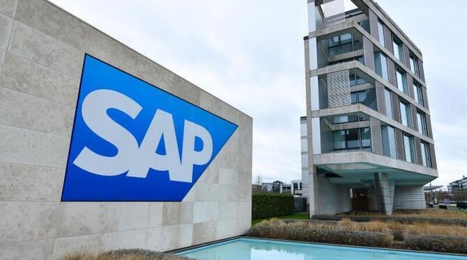 Ein Logo des Softwarekonzerns SAP ist an der Fassade angebracht