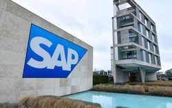 Ein Logo des Softwarekonzerns SAP ist an der Fassade angebracht