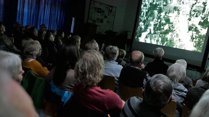 Auf großes Interesse stieß die Premiere des Films von Raimund Vollmer zum Ende des Zweiten Weltkriegs in der Region.  FOTO: LEIS