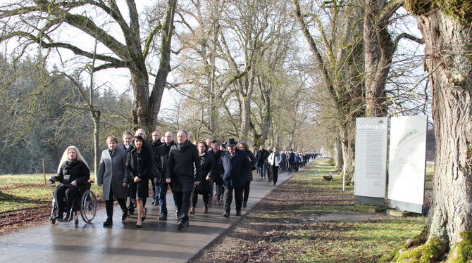 Vor der Gedenkstunde im Zelt machten sich zahlreiche Teilnehmer auf den Weg zur Gedenkstätte  Grafeneck, wo in Schweigeminuten d