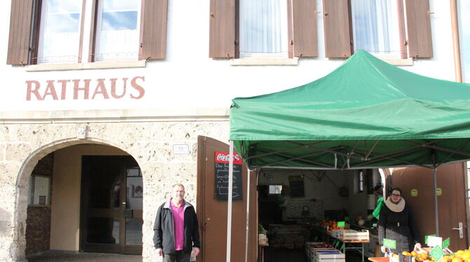 Chantelle Reinhardt verkauft im Gächinger Rathaus Obst und Gemüse. Ortsvorsteher Hans Brändle freut sich über das Angebot.