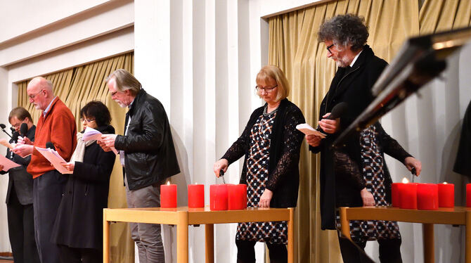 Mit dem Entzünden von Kerzen im Spitalhofsaal wurde an die Opfer der NS-Gewaltherrschaft gedacht. FOTOS: PIETH