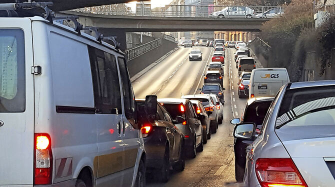 Auf der B 14, Richtung Hesslachertunnel, gibt es noch Staus.  FOTO: LICHTGUT