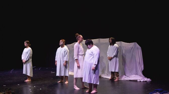 Die Opfer von Grafeneck kehren im Stück »Der Bus kommt!«, aufgeführt von der Theater-AG der Don-Bosco-Schule der Stiftung Lieben