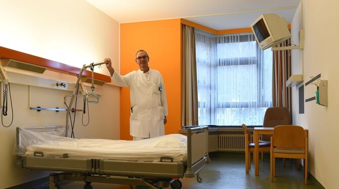 Lungenspezialist Prof. Dr. med. Adrian Gillissen zeigt ein Isolierzimmer in der Ermstalklinik, in dem mit dem Coronavirus infizi