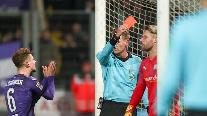 Phillipp Kühn (r.) bekommt die Gelb-Rote Karte vom Schiedsrichter
