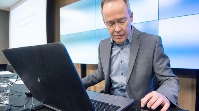 Stefan Brink bedient vor einer Pressekonferenz sein Smartphone Stefan Brink bedient vor einer Pressekonferenz sein Smartphone