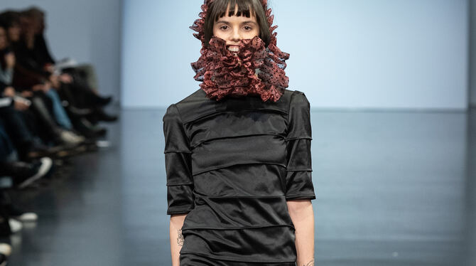 Reutlinger Fashion in Schwarz und Weiß: Links ein Outfit aus der Kollektion »Ode to Odd« von Meri Mamaladze auf der Neo.Fashion.