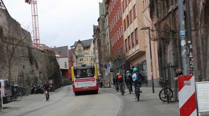 Entzerrt: In der Mühlstraße, in Richtung Norden, sind die Fahrspuren für Kraftfahrzeuge und Räder optisch gut von einander getre