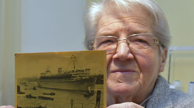 Inge Werner mit einer Ansichtskarte der »Wilhelm Gustloff« in Gotenhafen. Sie hat es vor 75 Jahren nicht auf das vermeintlich re