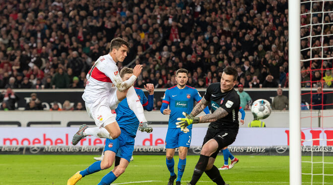 Artistisch im Anflug: Stuttgarts Marc Oliver Kempf (links) macht das Tor zum 1:0 gegen Heidenheims Torwart Kevin Müller. FOTO: Artistisch im Anflug: Stuttgarts Marc Oliver Kempf (links) macht das Tor zum 1:0 gegen Heidenheims Torwart Kevin Müller. FOTO: