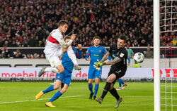  Artistisch im Anflug: Stuttgarts Marc Oliver Kempf (links) macht das Tor zum 1:0 gegen Heidenheims Torwart Kevin Müller.  FOTO: