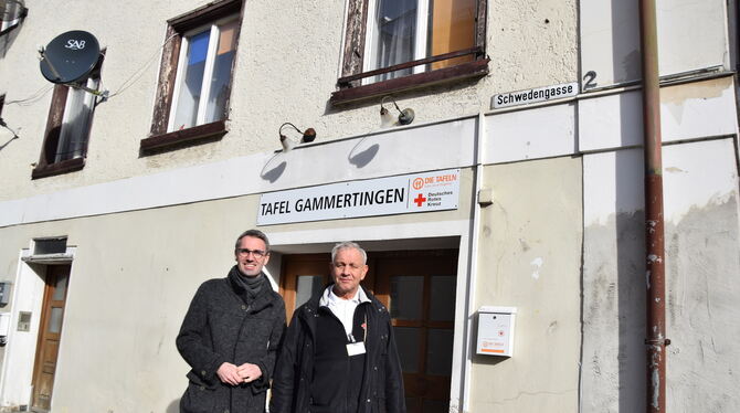 Bald kann hier wieder eingekauft werden. Gerd Will und Uwe Müller vom DRK Sigmaringen vor den neuen Räumen im »Schlössle«.   FOT
