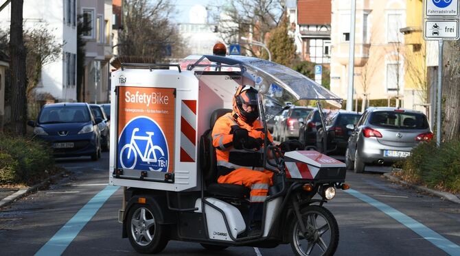 Einsatzort Fahrradstraße Charlottenstraße: Das Safety Bike mit Edwin Filipps am Lenker auf der Suche nach allem, was Radler stör
