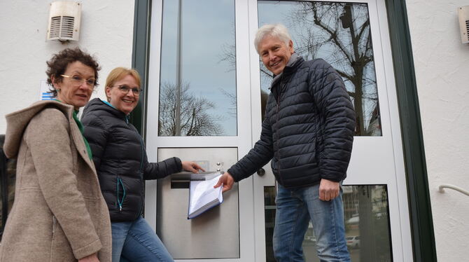 1 757 Unterschriften für den Verbleib des Bäderchefs haben Susanne Blum (von links), Gaby Frey-Bantle und Gert Klaiber am Donner 1 757 Unterschriften für den Verbleib des Bäderchefs haben Susanne Blum (von links), Gaby Frey-Bantle und Gert Klaiber am Donner