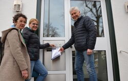 1 757 Unterschriften für den Verbleib des Bäderchefs haben Susanne Blum (von links), Gaby Frey-Bantle und Gert Klaiber am Donner