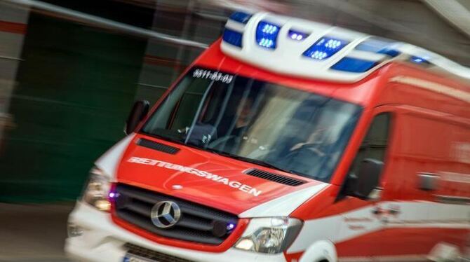Ein Rettungswagen fährt mit Blaulicht durch die Stadt