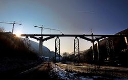 Das erste von zwei Tragwerken der Filstalbrücke hat beinahe die andere Talseite erreicht. FOTO: RUDEL
