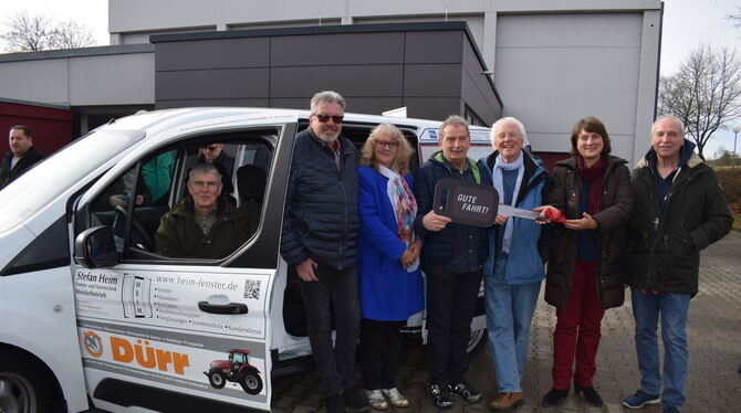 Bürgermeisterin Silke Höflinger (Zweite von rechts) und die sechs Fahrer freuen sich auf den Start des neuen Bürgerautos. FOTO: