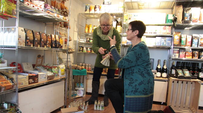 Ute Dürr (rechts) und Andrea Walter räumen noch die Regale im neuen Mössinger Weltladen-Geschäft in der Falltorstraße 24 ein. FO