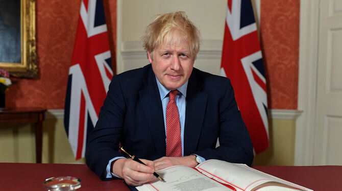 Premier Boris Johnson unterzeichnet das Austrittsabkommen der Europäischen Union mit Großbritannien.  FOTO: ANDREW PARSONS/NO10