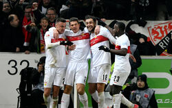 Große Freude beim VfB Stuttgart: Philipp Förster, Mario Gomez, Hamadi Al-Ghaddioui und Orel Mangala (von links). FOTO: DPA