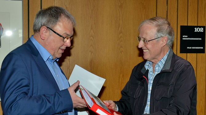 Karl Grüner  (rechts) hat  gestern im Rathaus 428 Unterschriften in einem dicken roten Ordner  an Oberbürger-meister  Thomas Kec