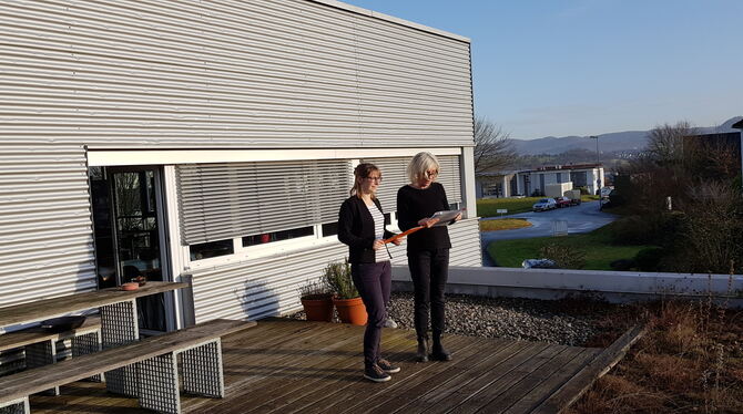 Lohnt sich eine Solaranlage? Corinna Vogt von der Klimaschutzagentur (links) besichtigt die Örtlichkeiten mit Geschäftsführerin