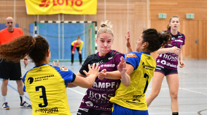 TuS-Rückraumspielerin Lena Degenhardt (Mitte) fällt seit Wochen aufgrund von Patellasehnen-Problemen aus. Foto: Pieth