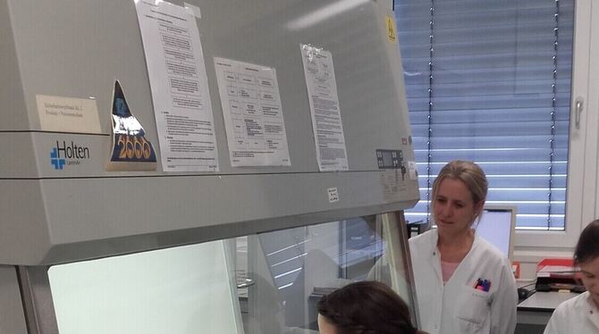 Eine Mitarbeiterin des Landesgesundheitsamtes testet eine Probe.  FOTO: SAUER