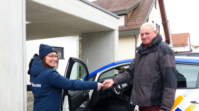 Marisa Rapp übergibt den Schlüssel für das Elektromobil an Berthold Grauer. Danach gab sie eine gründliche Einweisung.  FOTO: WE