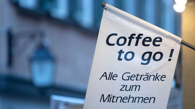 Nicht nur der Coffee to go wird ab 1. Januar 2021 in Tübingen teurer: Zur Reduzierung des Mülls im öffentlichen Raum erhebt die