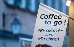 Nicht nur der Coffee to go wird ab 1. Januar 2021 in Tübingen teurer: Zur Reduzierung des Mülls im öffentlichen Raum erhebt die 