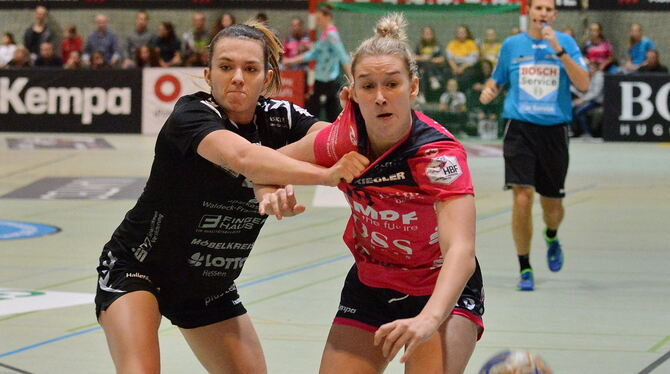 Das Comeback von Lena Degenhardt (rechts) rückt bei den Metzinger Bundesliga-Handballerinnen näher. FOTO: NIETHAMMER
