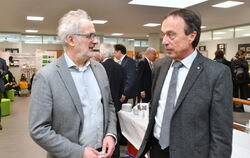 Jo Jerg (links) löst Eckart Hammer ab als Leiter des Campus Reutlingen der Evangelischen Hochschule Ludwigsburg.  FOTO: MEYER