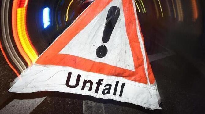 Ein Warndreieck mit dem Schriftzug »Unfall«