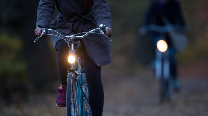 Auf dem Fahrrad ist im Herbst und Winter Beleuchtung besonders wichtig. Denn wer im Dunklen, Nebel oder Schnee ohne Licht radelt