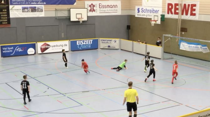 Der FC Augsburg schießt das 2:1 im Finale des MHB-Stumm-Cups in Münsingen. FOTO: PIETH Der FC Augsburg schießt das 2:1 im Finale des MHB-Stumm-Cups in Münsingen. FOTO: PIETH