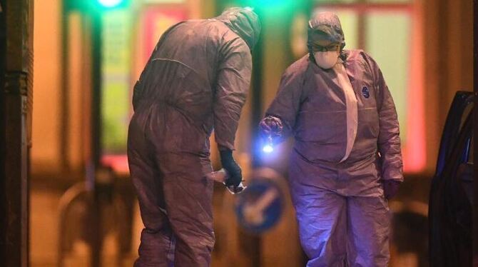 Mann sticht Passanten nieder